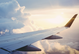 ¿Qué debes saber para viajar con tu bebé en avión?