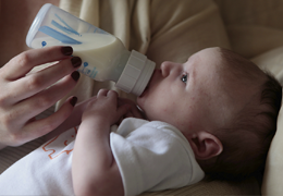 ¿Cómo esterilizar biberones de tu bebé con un esterilizador?
